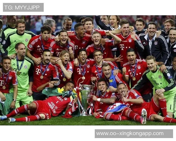 拜仁慕尼黑发布圣诞海报诺伊尔基米希于帕梅卡诺送祝福